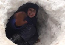 Двое детей оказались заперты под снежным обвалом во время игры