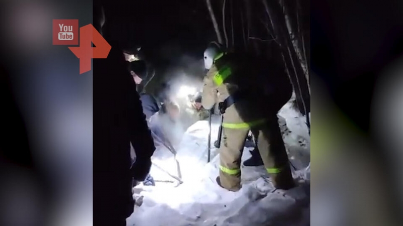 Двое детей оказались заперты под снежным обвалом во время игры