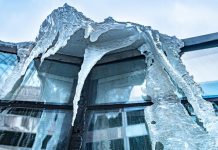 Глыба льда проломила череп трехлетней девочке в Воронеже