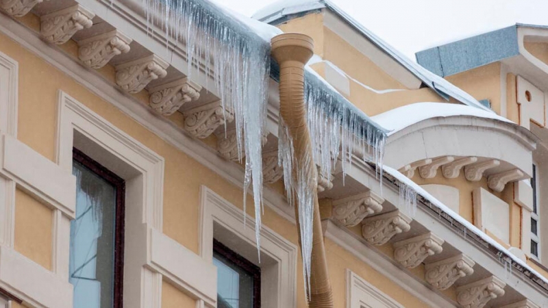 Глыба льда упала на двухлетнюю девочку в Санкт-Петербурге