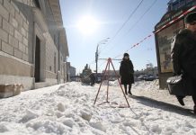 Глыба снега упала на коляску с ребенком в Москве