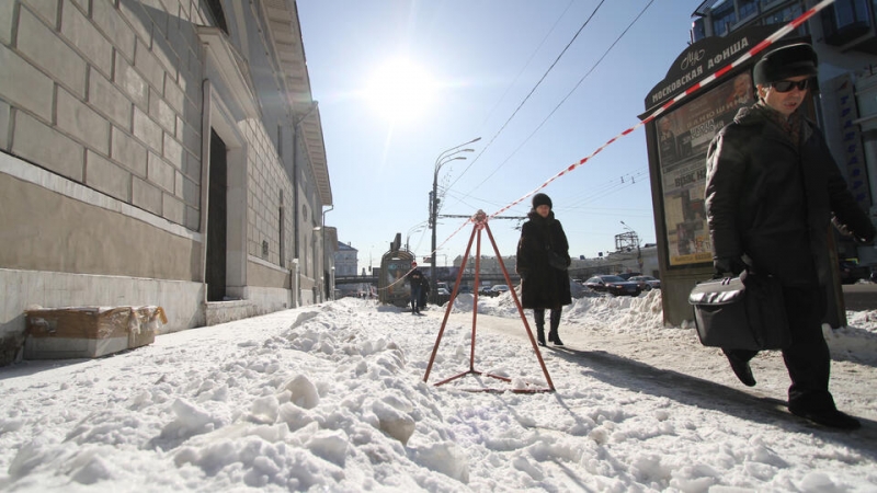 Глыба снега упала на коляску с ребенком в Москве