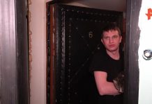 «Гулящая и выпивает»: сосед о матери, оставившей детей без еды и воды