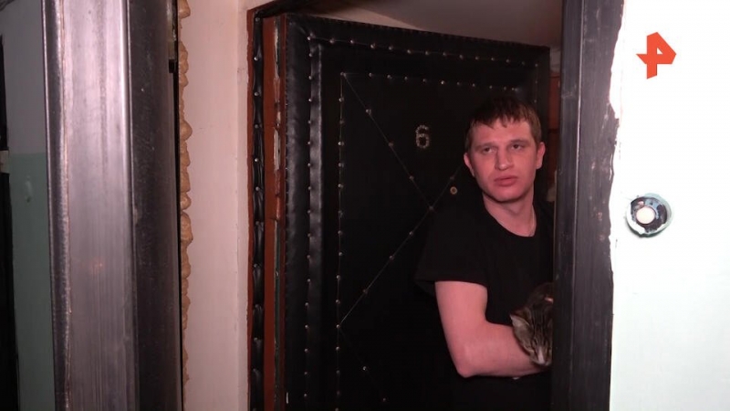 "Гулящая и выпивает": сосед о матери, оставившей детей без еды и воды