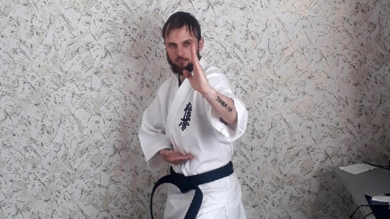 Истязавший младенца в Омске мужчина имеет черный пояс по каратэ