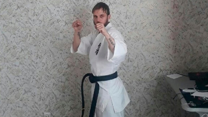 Истязавший младенца в Омске мужчина имеет черный пояс по каратэ