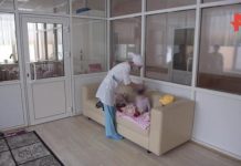 Из больницы в Казани выписали избитую матерью на камеру девочку