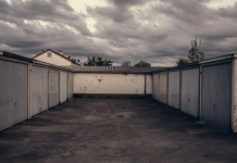 Мать гнобила и истязала свою дочь, живя с ней в гараже без отопления