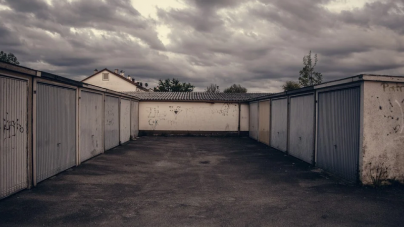 Мать гнобила и истязала свою дочь, живя с ней в гараже без отопления