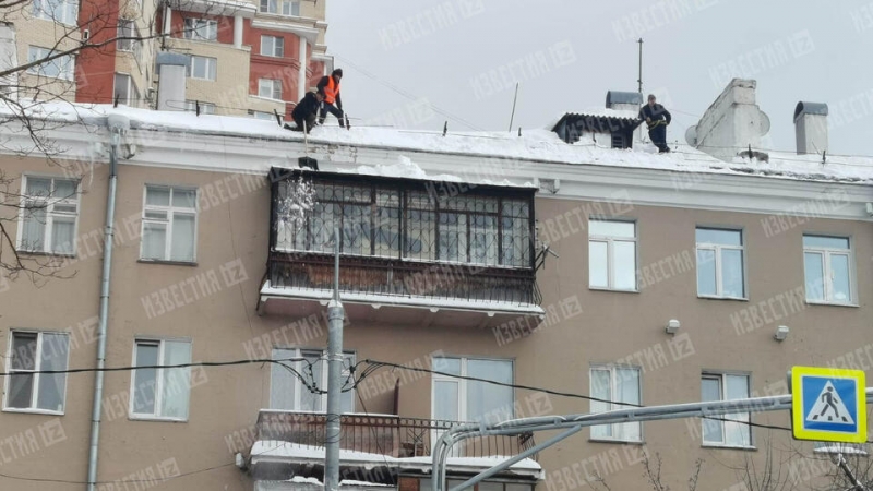 Мать и двое маленьких детей пострадали от падения наледи в Балашихе
