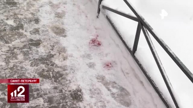 Мужчина упал из окна на проходившего по улице ребенка: что известно