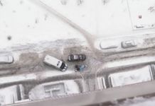 Мужчина упал из окна на проходившего по улице ребенка: что известно