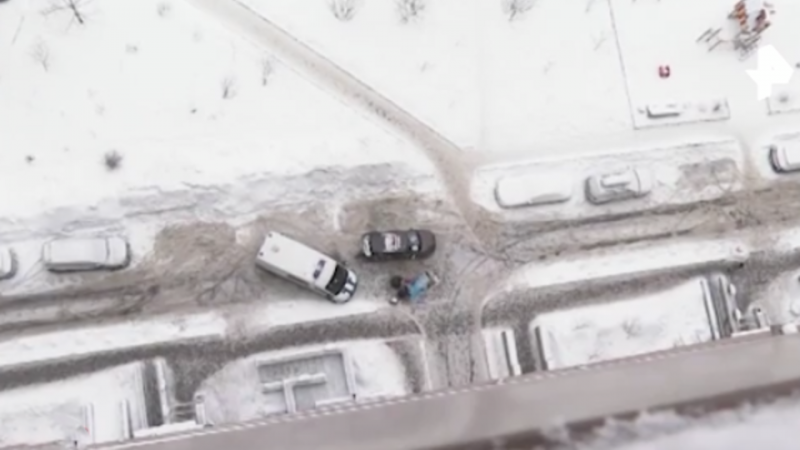 Мужчина упал из окна на проходившего по улице ребенка: что известно