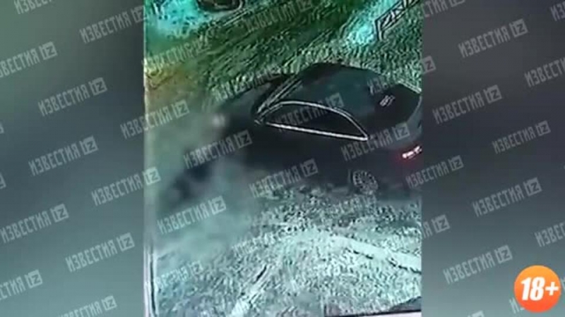 Мужчина упал из окна на проходившего по улице ребенка: что известно