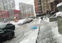 Мужчина выпал из окна на проходившую мимо дома девочку в Петербурге