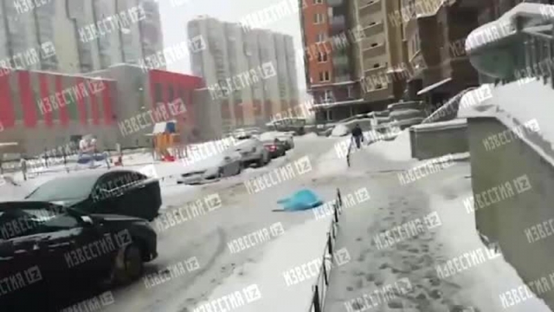 Мужчина выпал из окна на проходившую мимо дома девочку в Петербурге