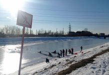 Один ребенок едва не утонул, второй ушел под лед на Сходненском канале