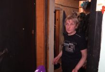 Оставленные без еды и воды малыши жили в «шумной квартире»