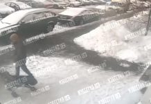 Падение наледи на отца с коляской в Химках попало на видео