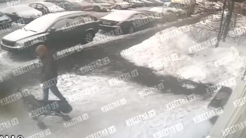 Падение наледи на отца с коляской в Химках попало на видео