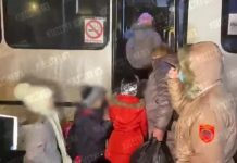 Первые автобусы с эвакуированными детьми покидают Донецк