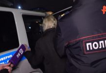 Полиция увезла женщину из дома, где детей оставили без еды и воды