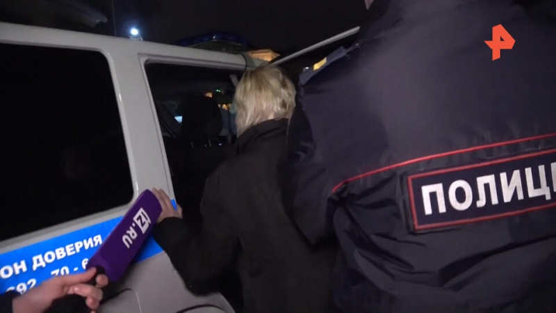 Полиция увезла женщину из дома, где детей оставили без еды и воды