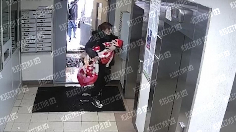 Приезд домой матери с погибшей у няни дочерью попал на видео