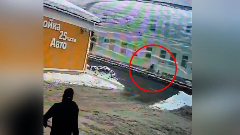 Проверку начали после падения снега на женщину с ребенком в Рыбинске