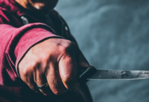 Россиянин зарезал двухлетнюю девочку на руках у матери