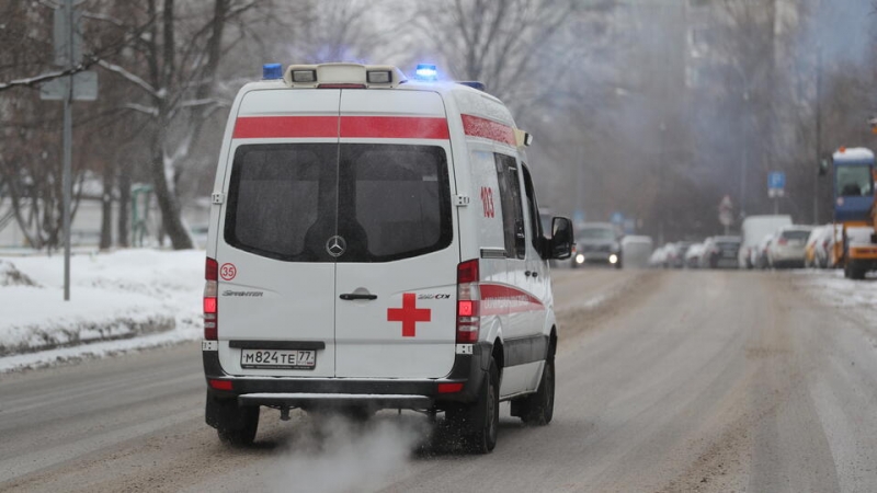 Школьницу госпитализировали после падения на нее глыбы льда в Москве
