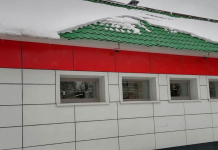 Снег обрушился на коляску с двухмесячным ребенком в Кирове