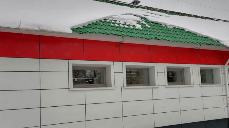 Снег обрушился на коляску с двухмесячным ребенком в Кирове