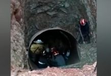 Упавшего в 32-метровый колодец ребенка достали живым