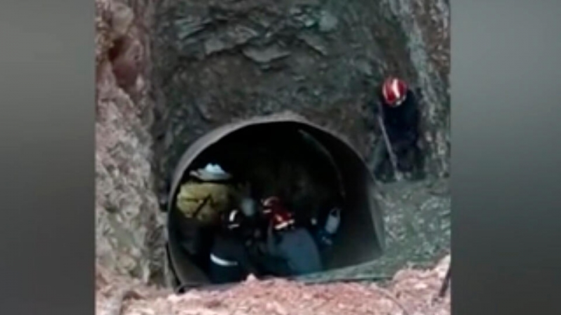 Упавшего в 32-метровый колодец ребенка достали живым