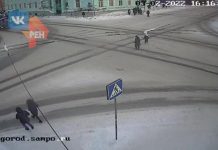 Упавший с санок малыш едва не попал под автобус в Петрозаводске