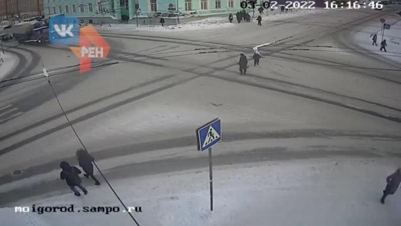 Упавший с санок малыш едва не попал под автобус в Петрозаводске