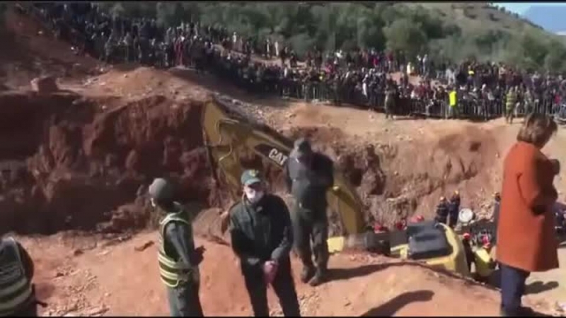 В Марокко пытаются спасти упавшего в 32-метровый колодец ребенка