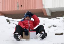 Власти Новосибирска сносят детские горки, построенные жителями