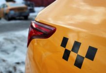 Водитель такси сбил 15-летнего юношу на юге Москвы