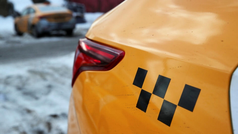 Водитель такси сбил 15-летнего юношу на юге Москвы