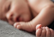 Врач рассказал о признаках пневмонии у детей до года