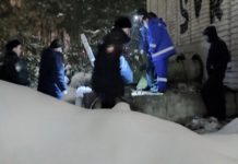 Женщина родила в коллекторе на глазах у двухлетнего сына