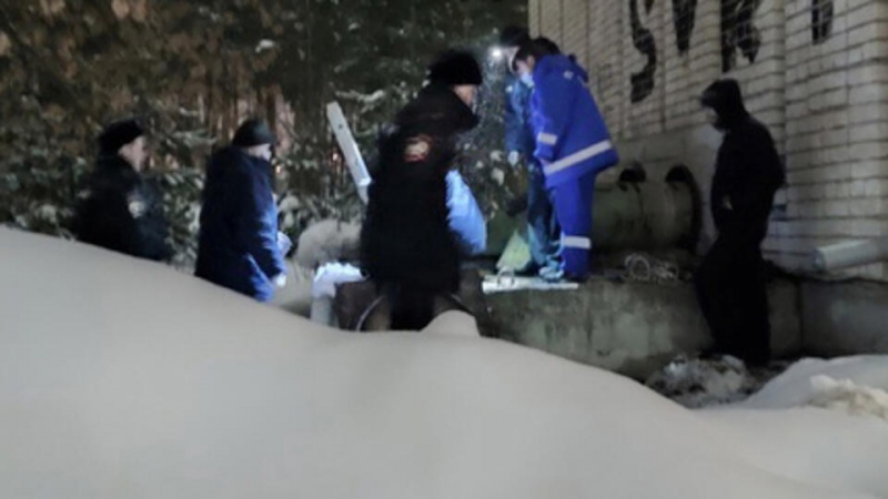 Женщина родила в коллекторе на глазах у двухлетнего сына