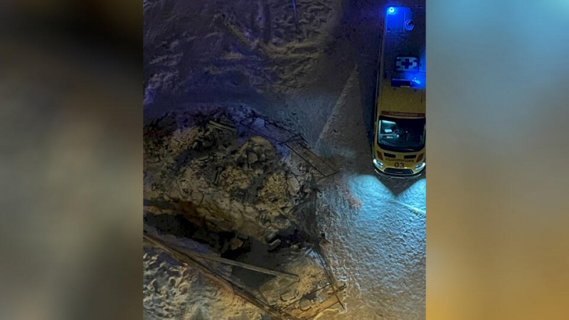 Жильцы многоэтажки нашли тело девушки в яме под окнами