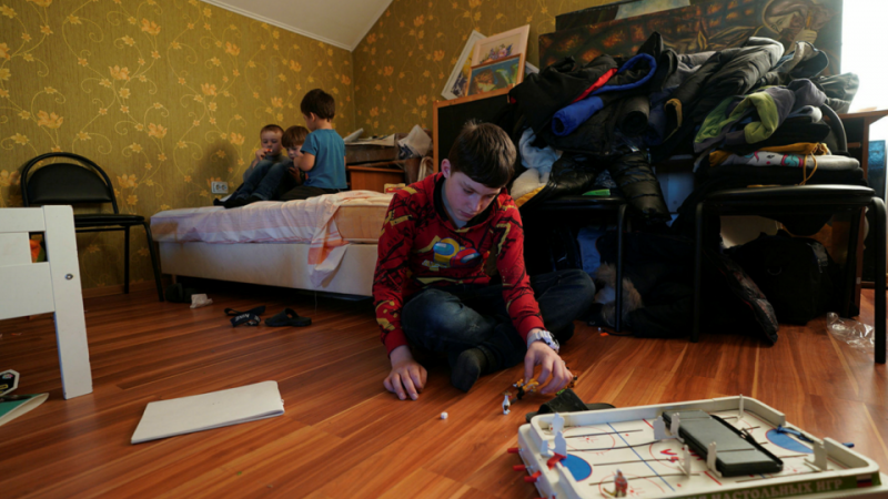 "Дарим вместе": в России запускают акцию в поддержку детей Донбасса