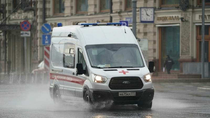 Машина сбила женщину с ребенком под Москвой, мать погибла