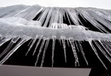 Наледь с крыши многоэтажки упала на девятилетнюю девочку в Саратове