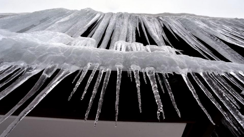 Наледь с крыши многоэтажки упала на девятилетнюю девочку в Саратове