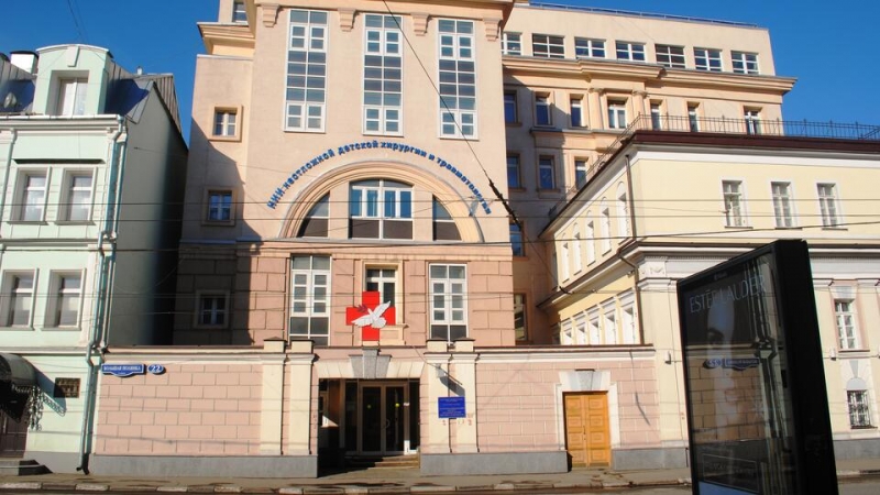 Раненного осколками под Харьковом подростка доставили в Москву